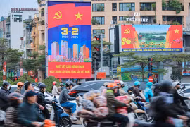 河内市各条街道挂满庆祝党建95周年的宣传海报。图自越通社