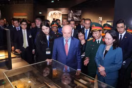 巴西总统卢拉参观越南军事历史博物馆。图自越通社