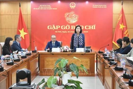 河内市文化体育局副局长黎氏映梅在记者见面会上介绍“家乡之春”活动相关信息。图自越通社