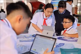 学生们阅读电子书。图自越通社