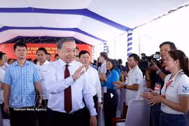 越共中央总书记、国家主席苏林走访慰问胡志明市劳动者。图自越通社
