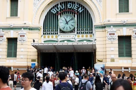 胡志明市邮局地区有大量游客前来观光旅游。图自越通社