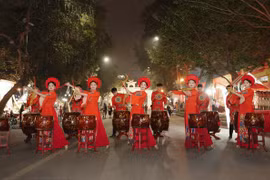 河内市夜间文艺活动。图自越通社