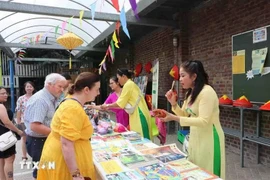 除了美食，还有民间音乐表演、奥黛秀、手工艺品展区，给在比越南侨胞和比利时友人带来一种温暖、愉快的感觉。图自越通社