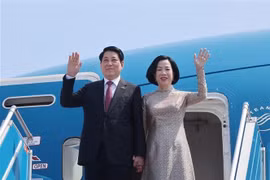 越南国家主席梁强偕夫人离开首都河内，开始对埃及和安哥拉两国进行国事访问。图自越通社