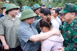 越南政府总理范明政走访慰问沙荣受灾群众。图自越通社