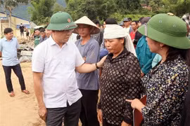 越南政府副总理黎成龙亲切慰问长初乡灾民。图自越通社