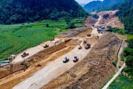 同登（谅山）—茶岭（高平）高速公路施工现场。图自越通社