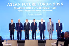 越南政府总理黎明兴与老挝总理宋赛·西潘敦、柬埔寨首相洪玛奈、泰国总理阿努廷·参威拉军以及东帝汶总理夏纳纳·古斯芒一同出席开幕式。图自越通社