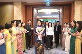 越共中央总书记苏林夫人吴芳璃会见在韩越南新娘代表 。图自越通社