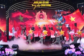 “铭记胡伯伯教诲——奏响行军之歌”文艺交流晚会的一个演出节目。图自越通社