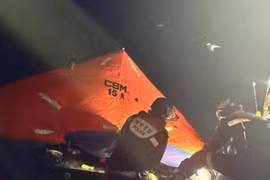 倾覆渔船救援现场。韩国警方供图