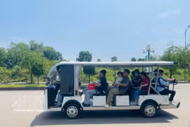 越南各民族文化旅游村内的观光电动车。图自越通社