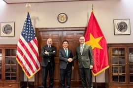 工贸部长阮鸿延与美国商务部长霍华德·卢特尼克及美国贸易代表大使贾米森·格里尔。图自：越通社
