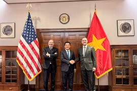 工贸部长阮鸿延与美国商务部长霍华德·卢特尼克及美国贸易代表大使贾米森·格里尔。图自：越通社