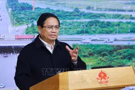 越南政府总理、交通运输重点项目国家指导委员会主任范明政主持会议。图自越通社