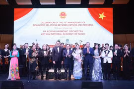 越共中央总书记苏林与印度尼西亚地方代表理事会主席苏丹巴赫蒂亚·纳贾穆丁向各位表演者赠送鲜花。图自越通社