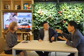 权赫敏先生（左二）、权成泽先生（右一）接受越通社驻韩国记者的采访。图自越通社