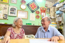 阮克恩与妻子以街坊组长的角色为社群无私奉献48年。图自《西贡解放日报》