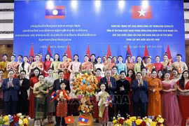 双方代表合影留念。图自越通社