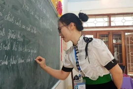 奠边省Pom Lot中学师生活动场景。图自Vietnamplus+