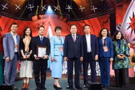 国会主席陈青敏与越通社领导和获奖作者合影。图自越通社