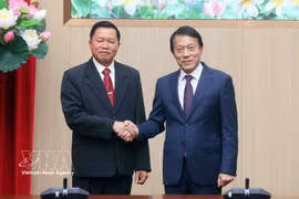 越共中央政治局委员、公安部部长梁三光大将（右）与老挝人民革命党中央书记处书记、公安部部长万通·贡马尼上将（左）。图自越通社
