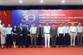 参加座谈会的与会代表合影。图自越通社
