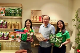 在促销会上展出的海南茄茶、海南茄鸡蛋产品。图自越通社