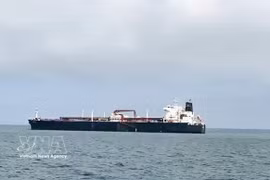 一艘液化石油气（LPG）油轮穿越霍尔木兹海峡后，停靠在印度古吉拉特邦的一个港口。图自越通社