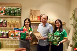 在促销会上展出的海南茄茶、海南茄鸡蛋产品。图自越通社