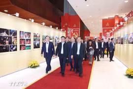 越共中央书记处常务书记陈锦秀实地检查十四大组织服务工作。图自越通社