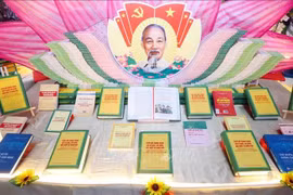 苏林总书记关于革命公安的书籍出版发行。图自越通社