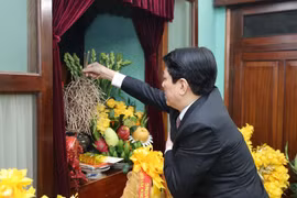 越南国家主席梁强在67号房进香缅怀胡志明主席。图自越通社