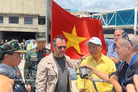 委内瑞拉外交部长伊万·希尔·平托在机场迎接越南代表团。图自越通社