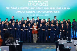 越南政府总理范明政与出席2025年东盟未来论坛的各代表团团长。图自越通社