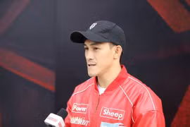 越南泰拳运动员阮陈维一接受记者采访。图自《劳动报》