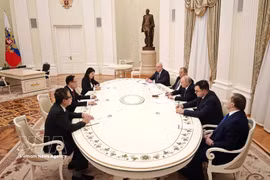 越共中央总书记苏林的特使、越共中央政治局委员、越南外交部长黎怀忠24日在克里姆林宫会见了俄罗斯联邦总统弗拉基米尔·普京。图自越通社
