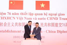 越南驻中国大使范清平（右）与中国外交部副部长孙卫东（左）出席活动。图自越通社