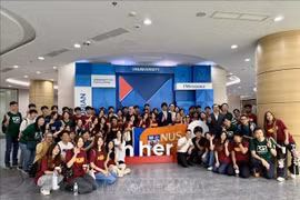 新加坡大学生与VinUni大学学生交流。图自越通社