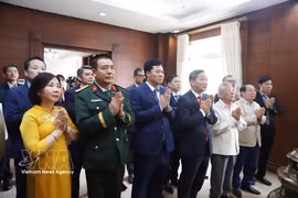 各位代表在胡志明主席瞻仰室上香。图自越通社