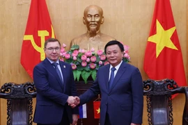 阮春胜教授与俄罗斯联邦国会联邦委员会第一副主席弗拉基米尔·弗拉基米罗维奇·雅库舍夫。图自越通社