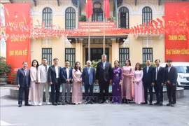 杜文战与各位代表合影。图自越通社