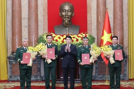 国家主席梁强向国防部副部长：阮鸿泰、阮文贤、阮长胜和越南人民军副总参谋长阮光玉等同志颁发中将晋升上将军衔的决定。图自越通社
