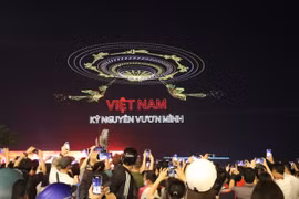 数千人前来观赏无人机表演彩排。图自越通社
