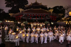 3月28日晚，《平安河内》现场演唱会进入尾声，全场演出现场同步熄灯，共同响应‘地球一小时’活动。图自越通社
