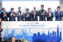 阮志勇与各位代表合影。图自越通社