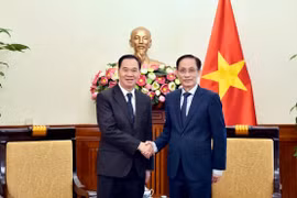 越共中央书记处书记、外交部长黎怀忠与老挝教育体育部长通沙立合影。图自越通社