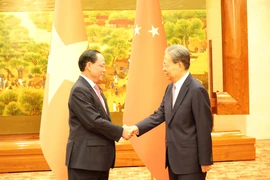 越共中央委员、国会副主席、越中友好议员小组主席陈光方会见中共中央政治局常委、全国人大常委会委员长赵乐际。图自越通社