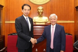 越共中央书记处书记、越南祖国阵线中央委员会主席杜文战与中国驻越南大使何炜。图自越通社